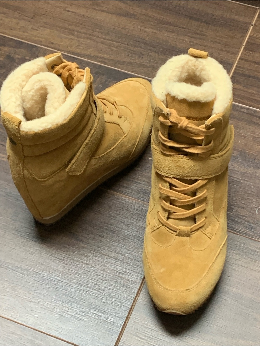 NWOT Koolaburra Snow Bog Wedge Shearling Booties Size 8